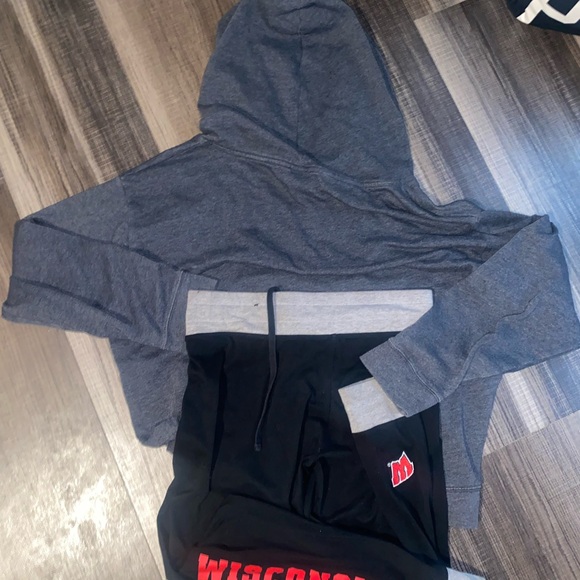 Wisconsin Badgers Hoodie and Joggers Set - Picture 13 of 13